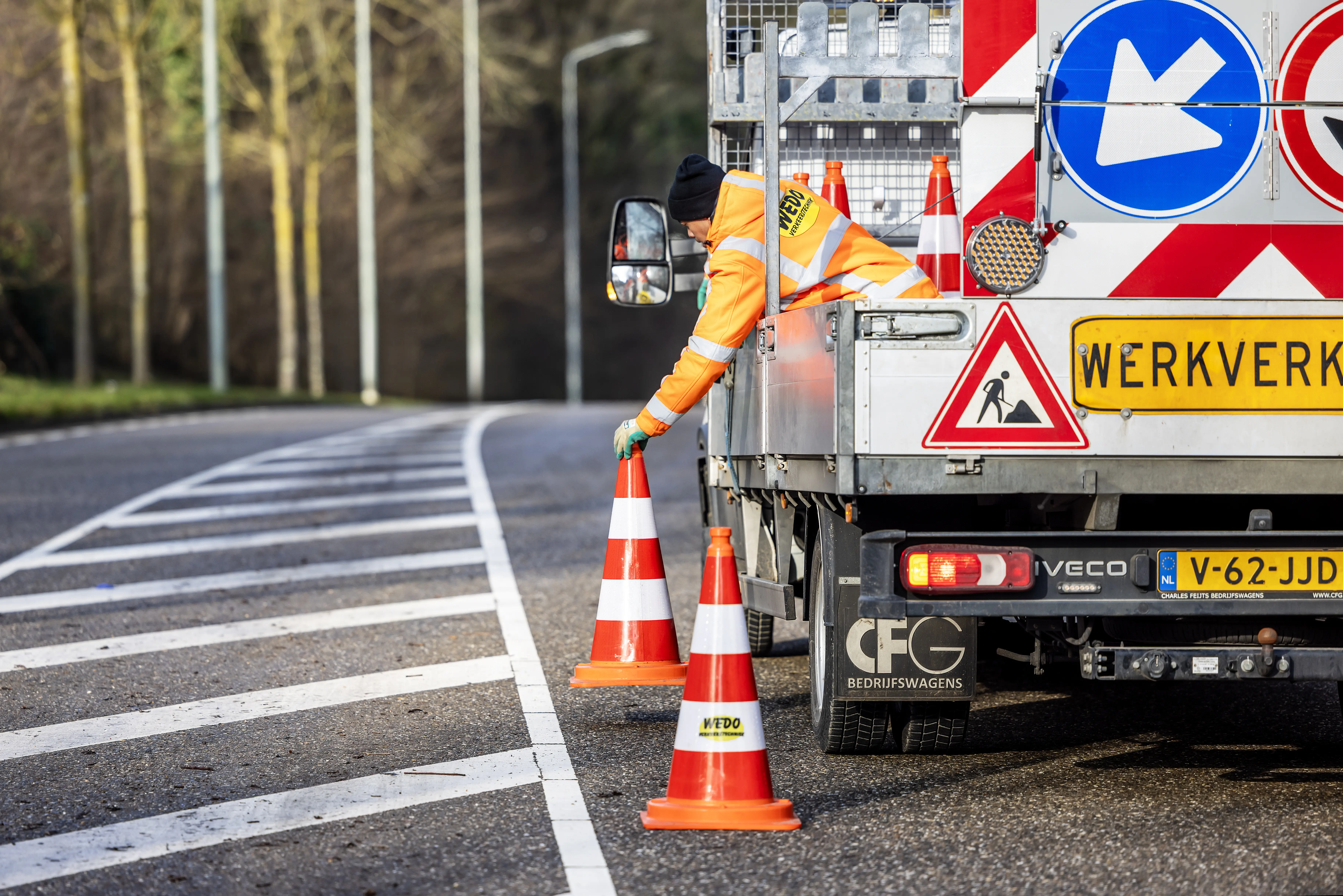 Tijdelijke verkeersborden, kegels en afzetmateriaal op locatie